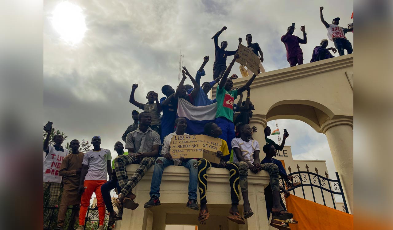 Niger: Hundreds rally in Niamey in support of ruling junta, denounces France