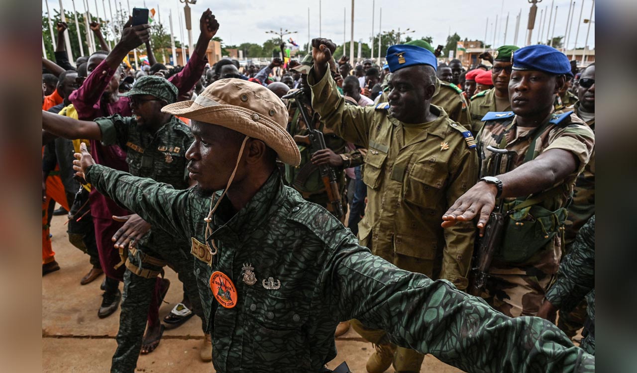 Niger’s junta shuts airspace, accuses foreign powers of preparing an attack as deadline passes