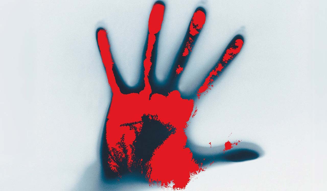 Indore: After a fight, two men viciously pour boiling oil on eatery owner