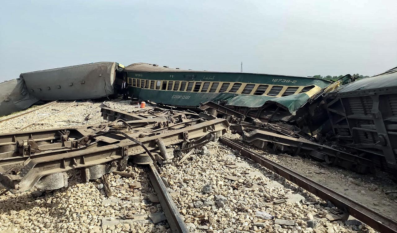 25 killed and 100 injured after train derails in Pakistan
