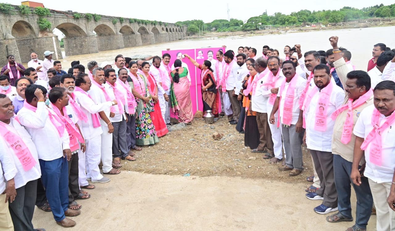 BRS cadres perform ‘Palabhishekam’ to CM’s portrait in Khammam