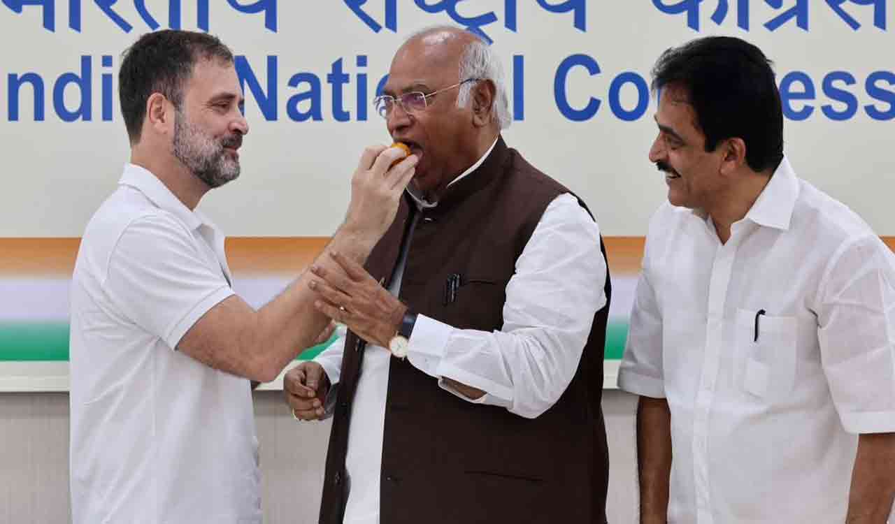 Rahul Gandhi, Kharge reach Mysuru for Gruha Laxmi scheme launch
