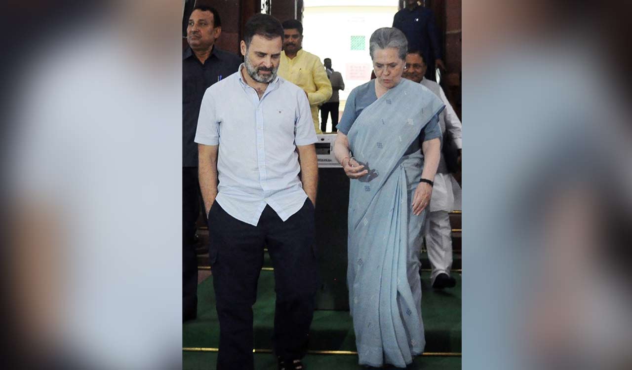 Sonia, Rahul to visit Mughal gardens in Kashmir today