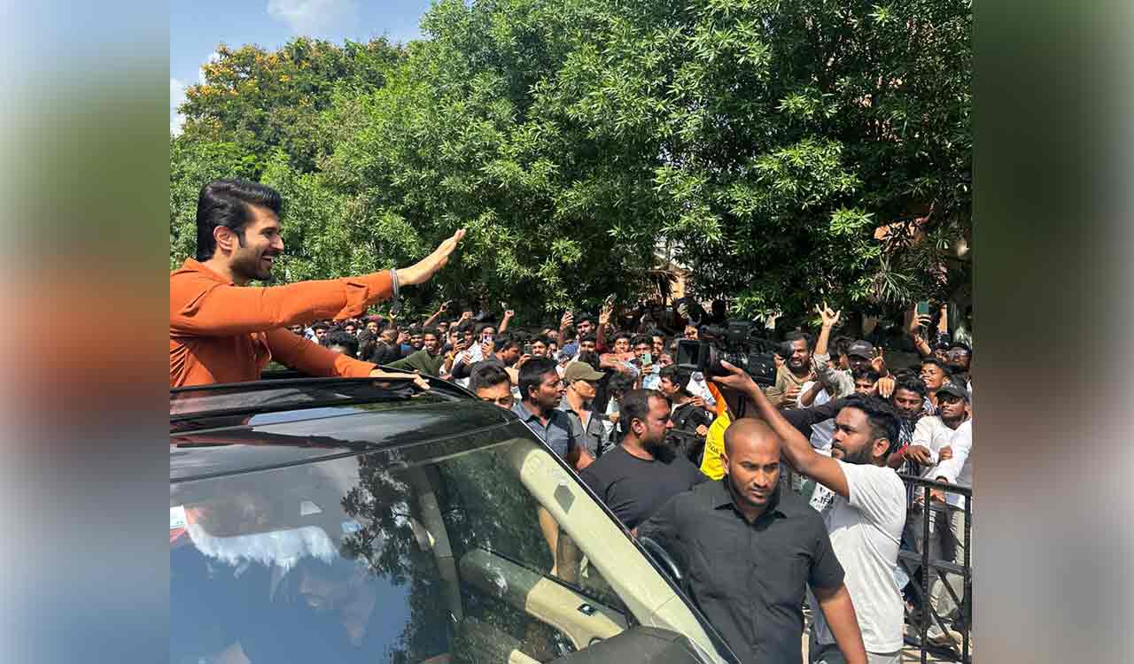 ‘Kushi’ promotions: Vijay meets fans in Hyderabad