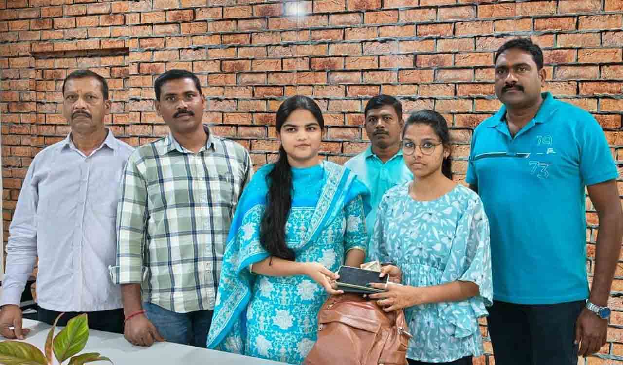 Warangal Command Control police recover lost bag within hour