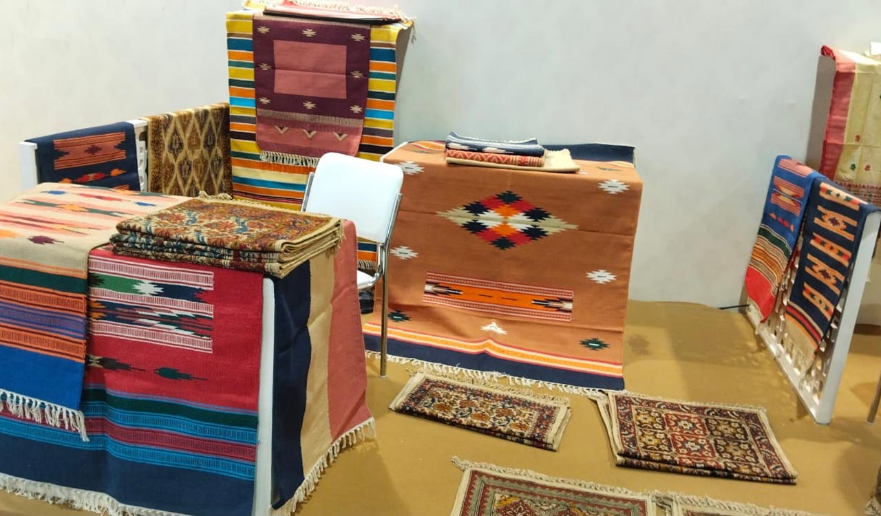 Warangal weavers thank Telangana Govt for Chenetha Health Card