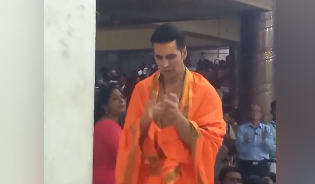 Akshay Kumar offers prayers at Mahakaleshwar Temple with son Aarav on birthday