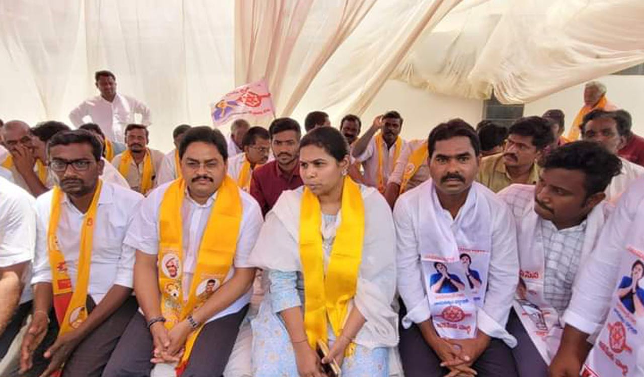 “Nandyal Police forcibly disrupted my hunger strike”: TDP leader Bhuma Akhila Priya
