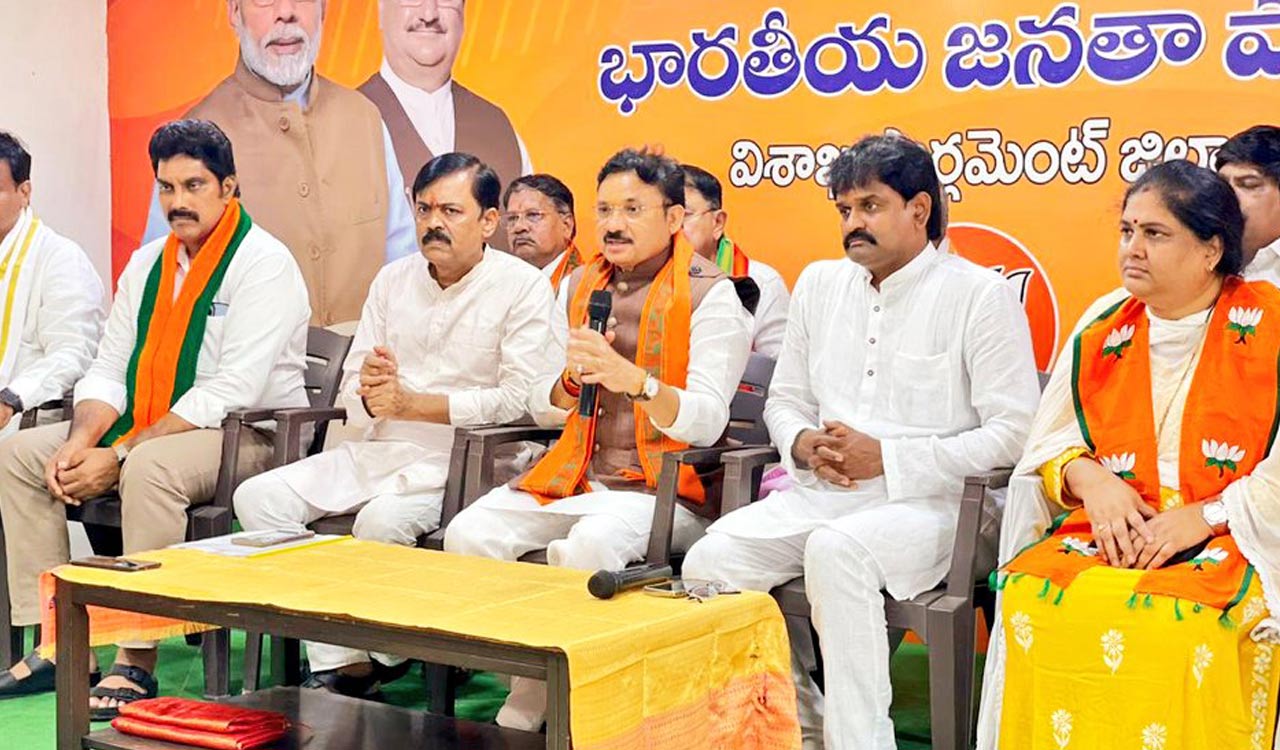 Chauhan launches Viswakarma Yojana in Vizag
