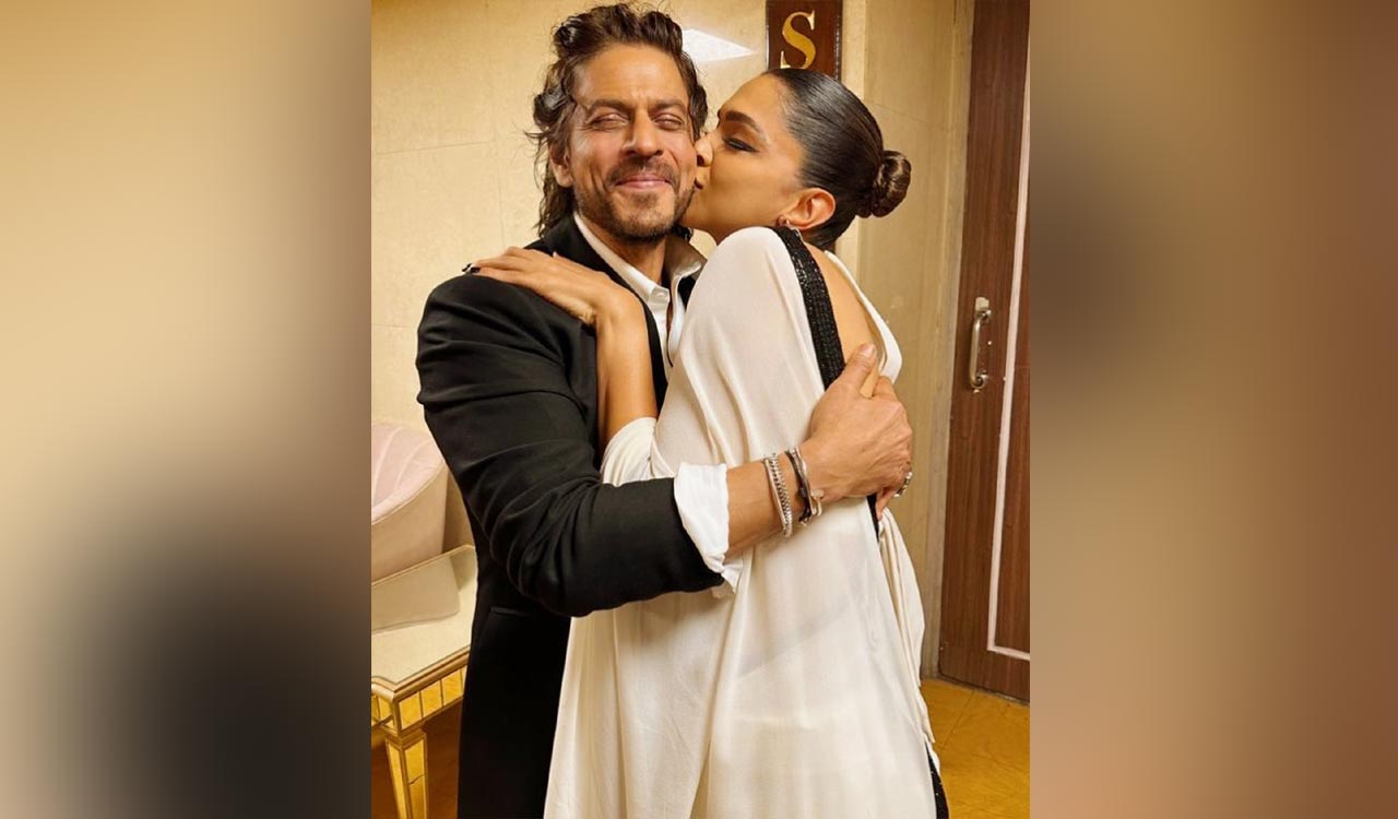 Deepika Padukone’s cheek kiss to SRK, Ranveer’s heartwarming reaction