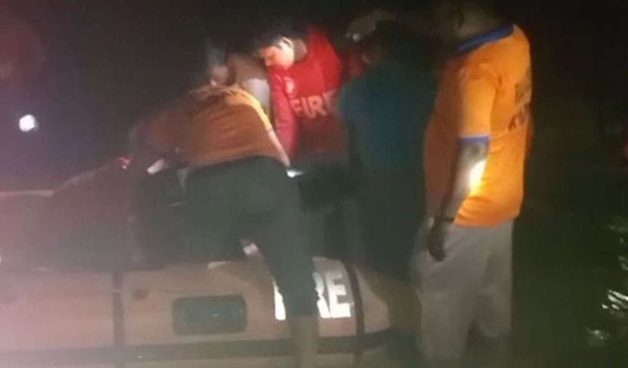 Eight youths trapped in floodwaters of River Penna in Andhra Pradesh rescued