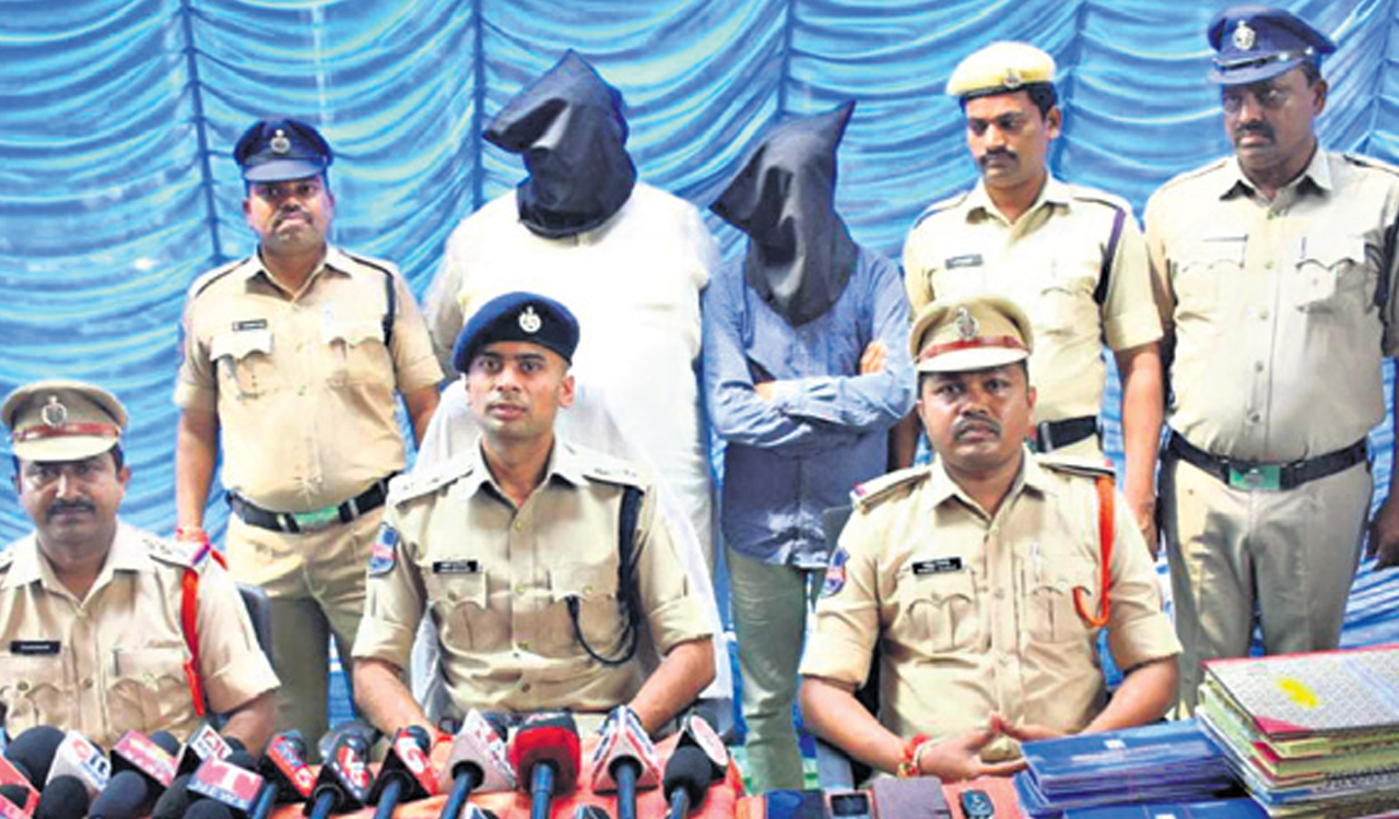 Vemulawada police arrest inter district fraudsters