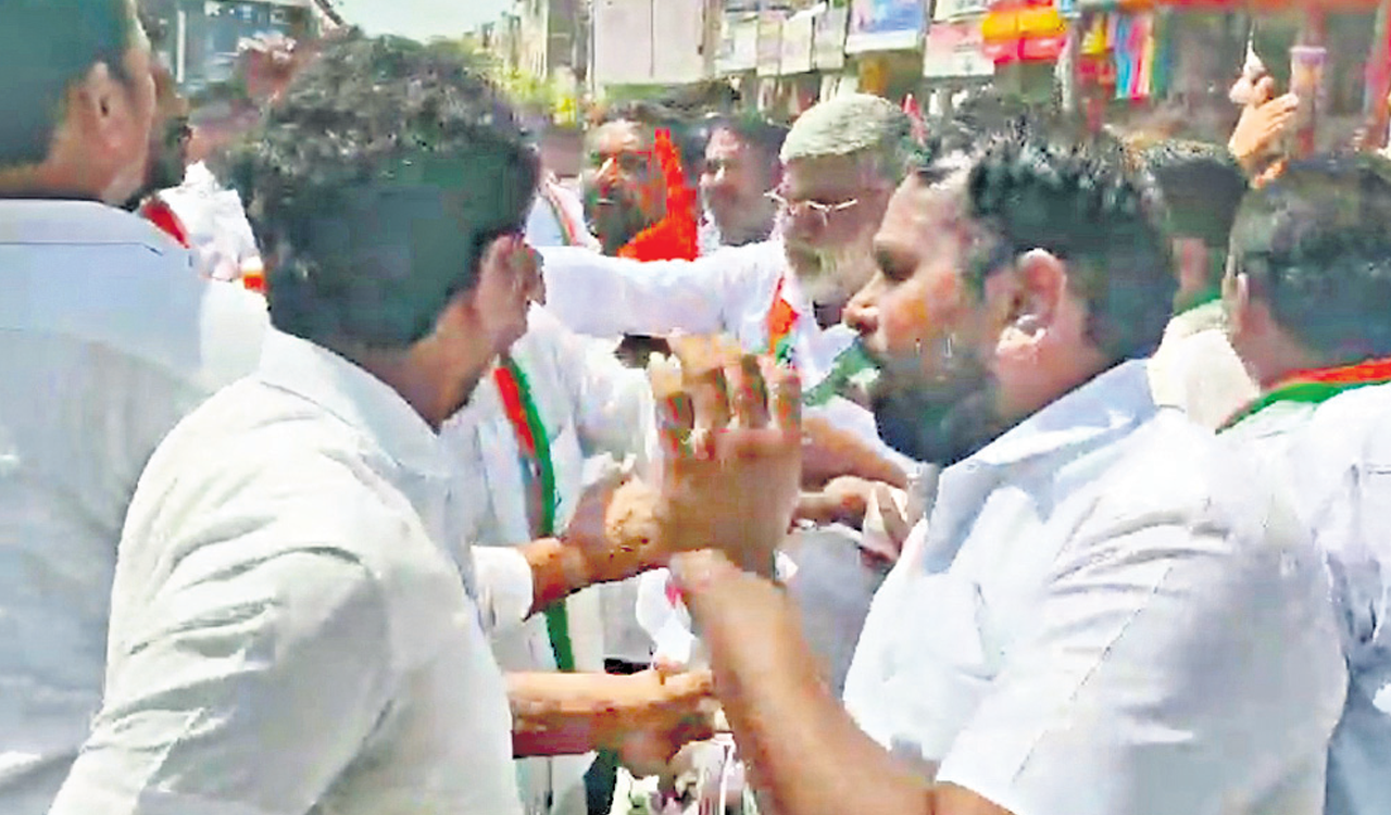 Telangana: Congress leaders clash during rally