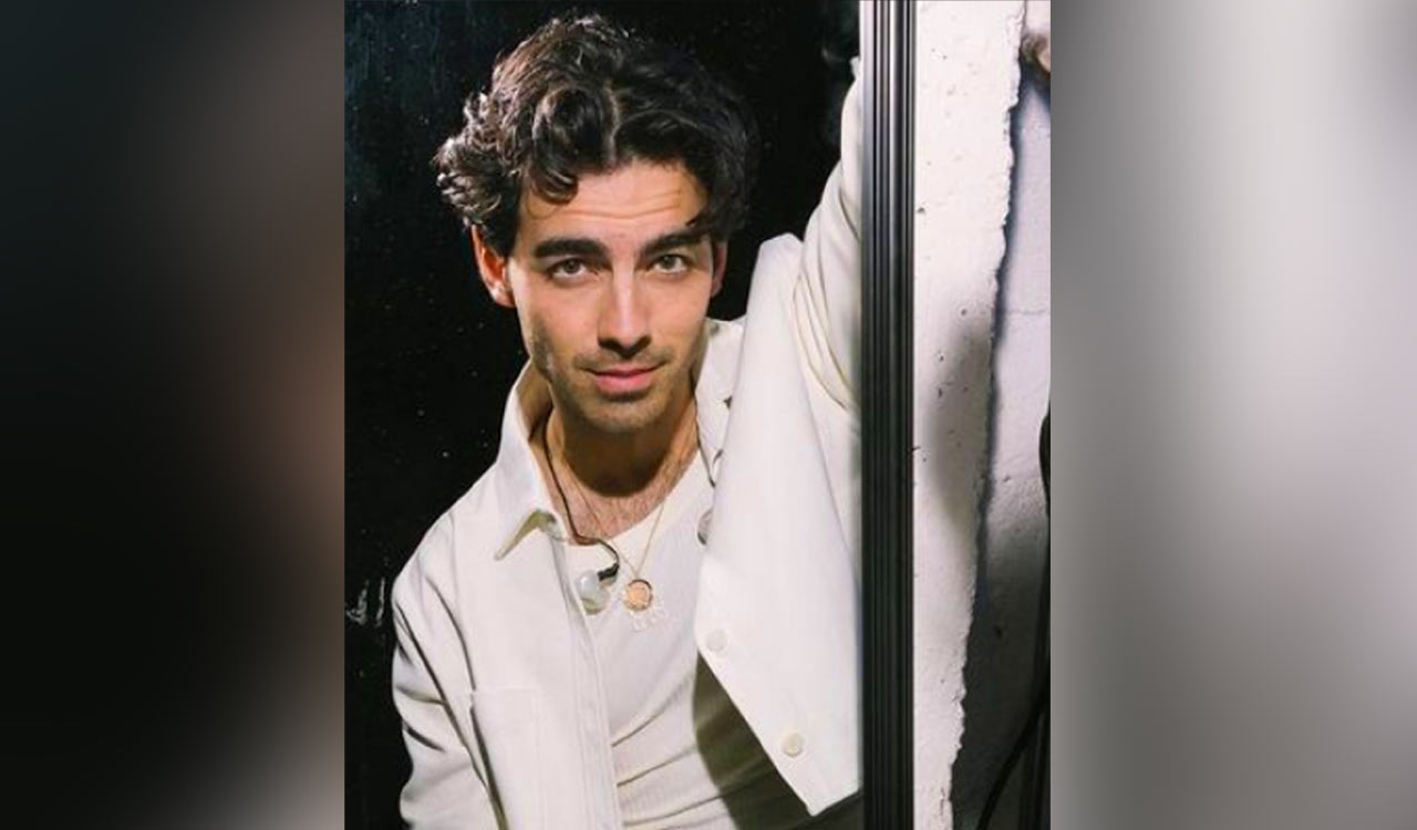 Joe Jonas takes the stage sans wedding ring for the first time