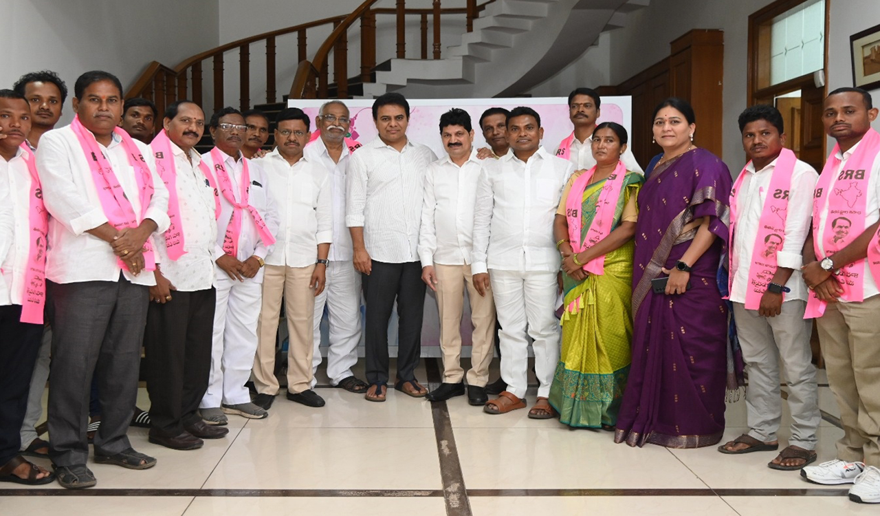 Large number of Congress leaders from Bhadrachalam joins BRS