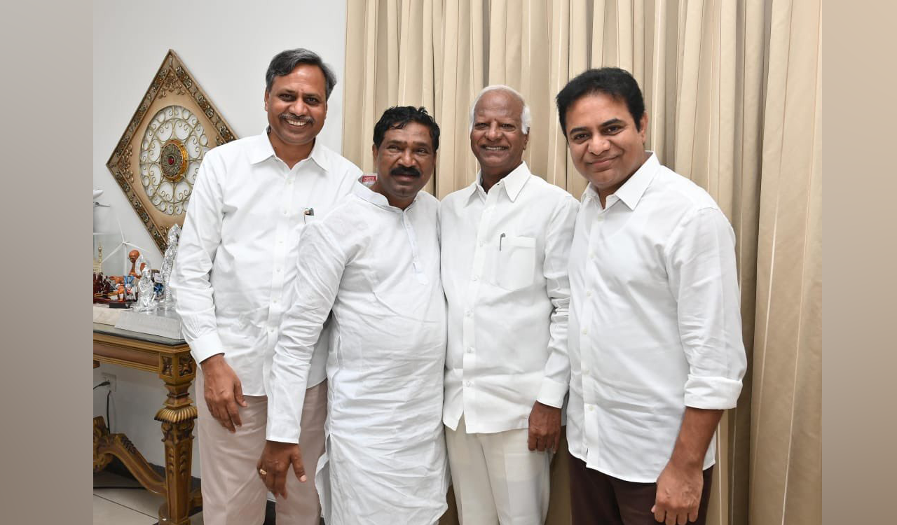 MLA T Rajaiah extends support to BRS candidate Kadiam Srihari in upcoming elections