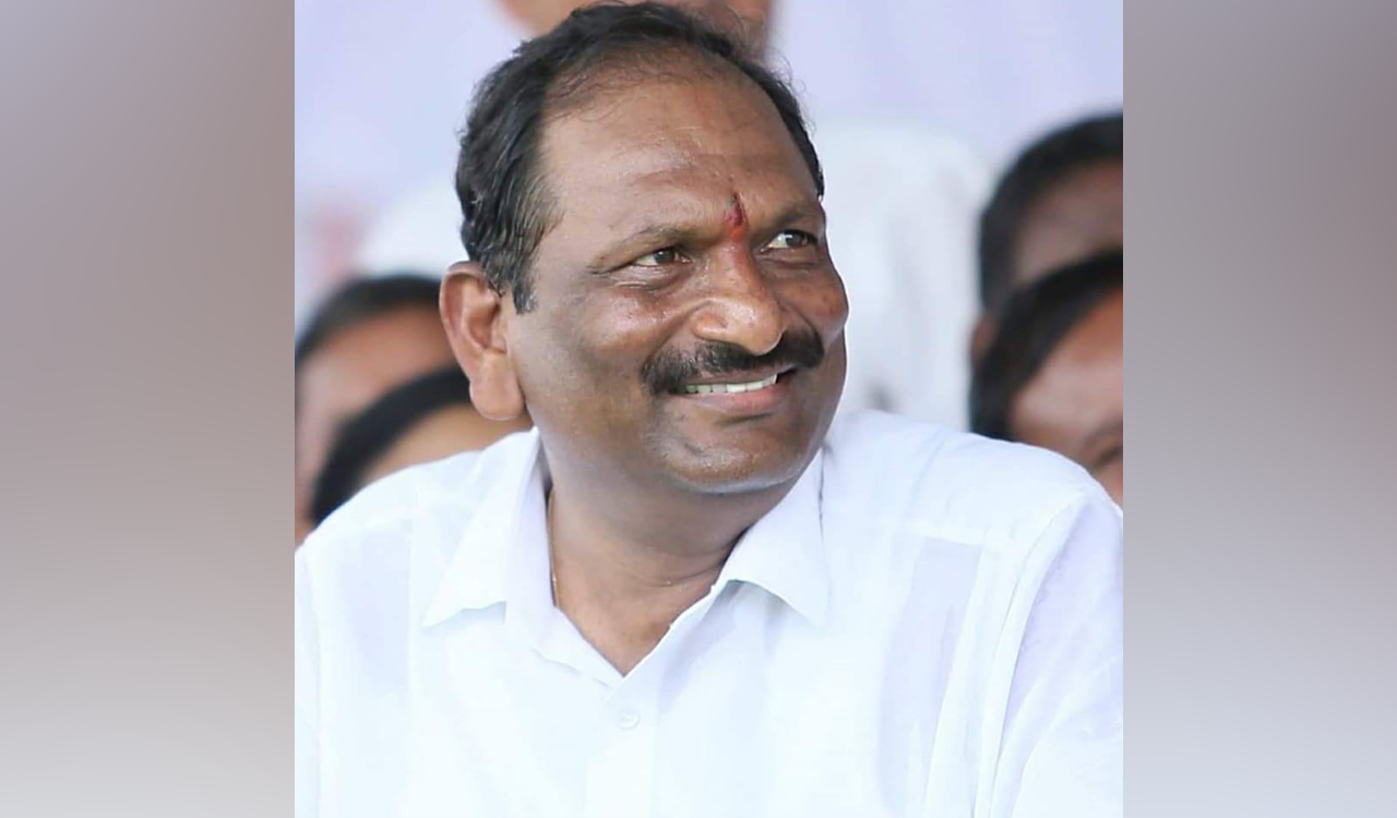 Former minister Koppula Eashwar visits hospitalised student, criticizes government negligence