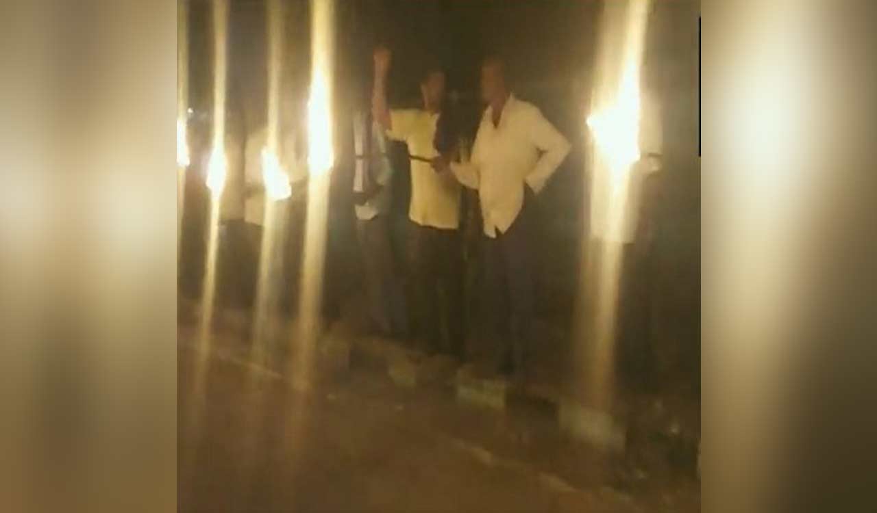 Karnataka: Mandya farmers continue to protest over Cauvery water row