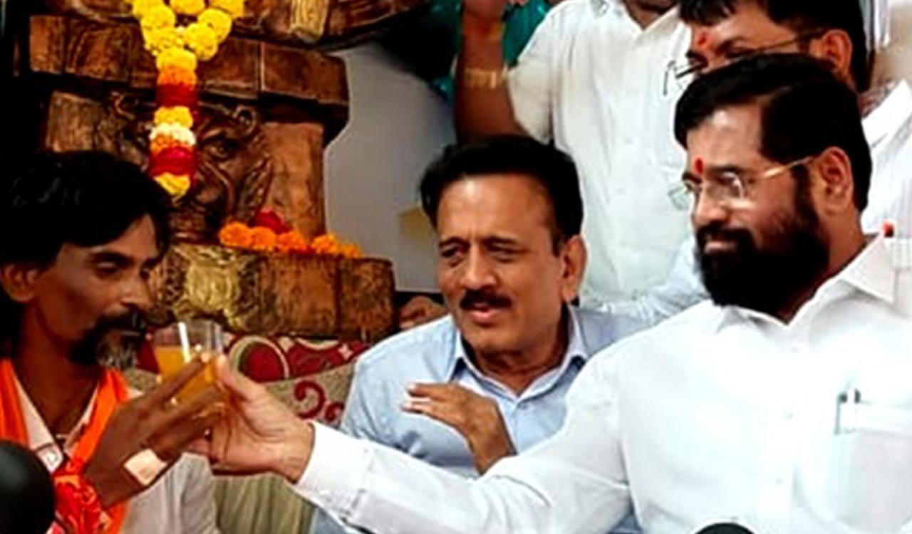 Maharashtra: Maratha leader breaks 17-day fast, with a glass of juice from CM