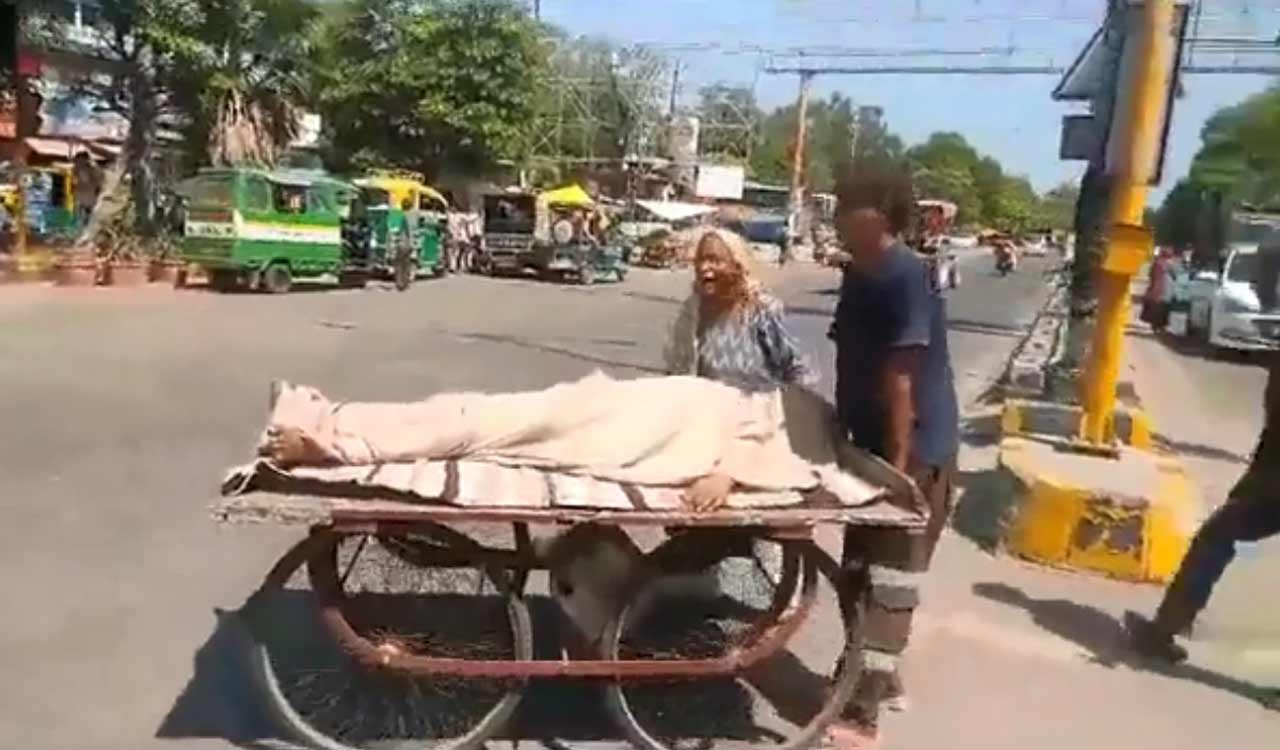Probe launched as Uttar Pradesh woman carries son’s body on cart