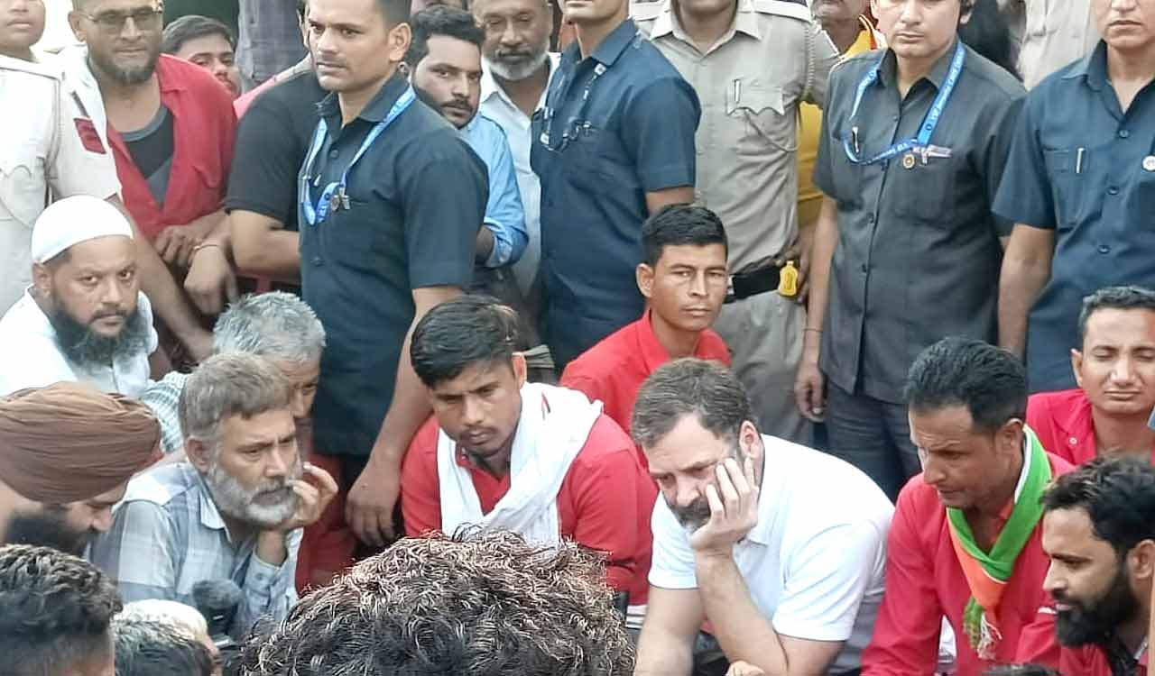 Rahul Gandhi’s surprise railway station visit: Interaction with porters