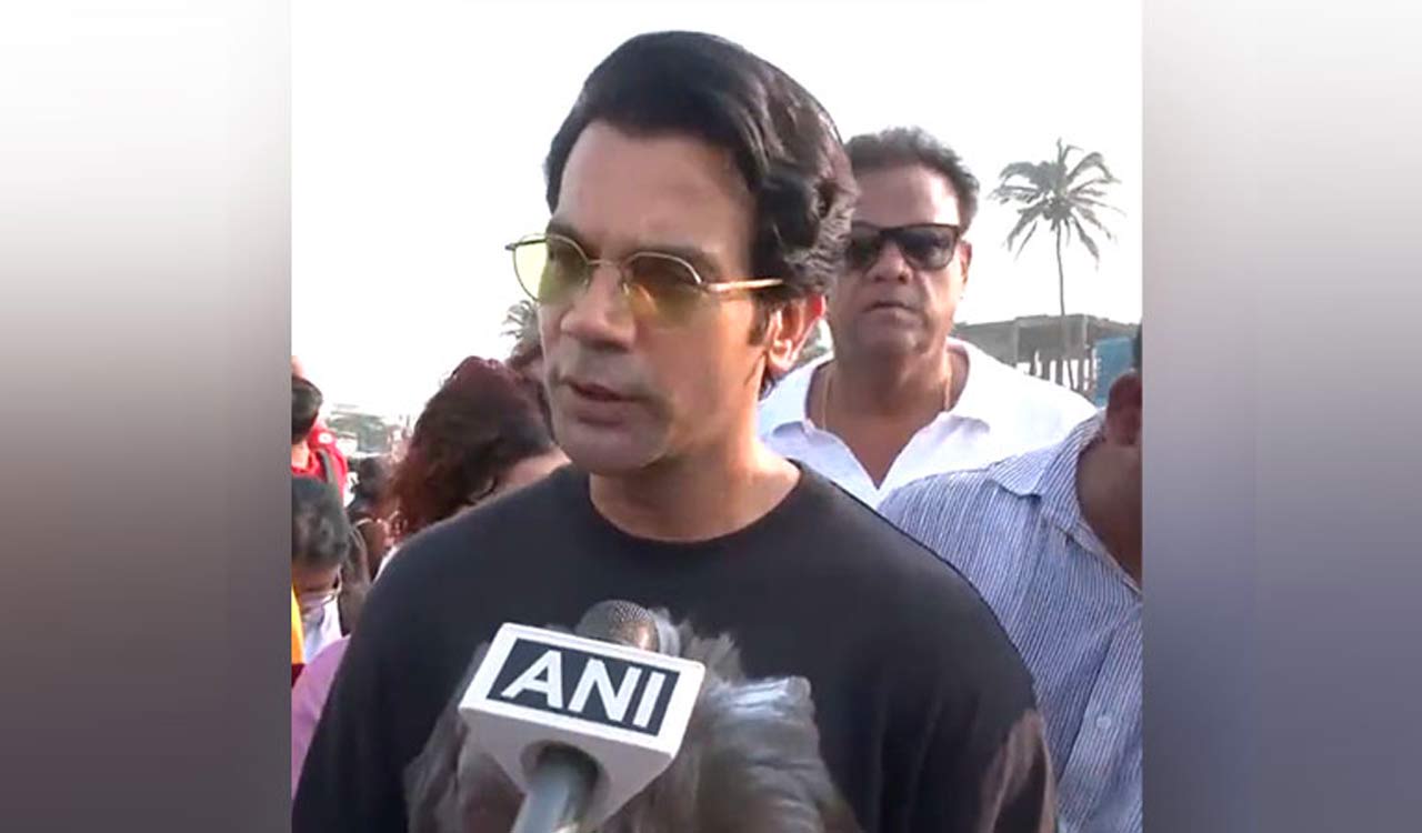 RajKummar Rao joins Juhu beach clean-up drive on Friday