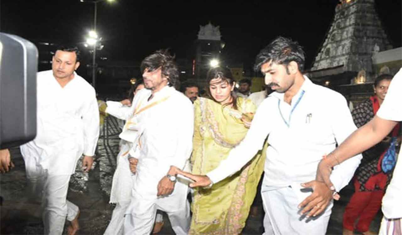 Shahrukh Khan offers prayers at Tirumala temple