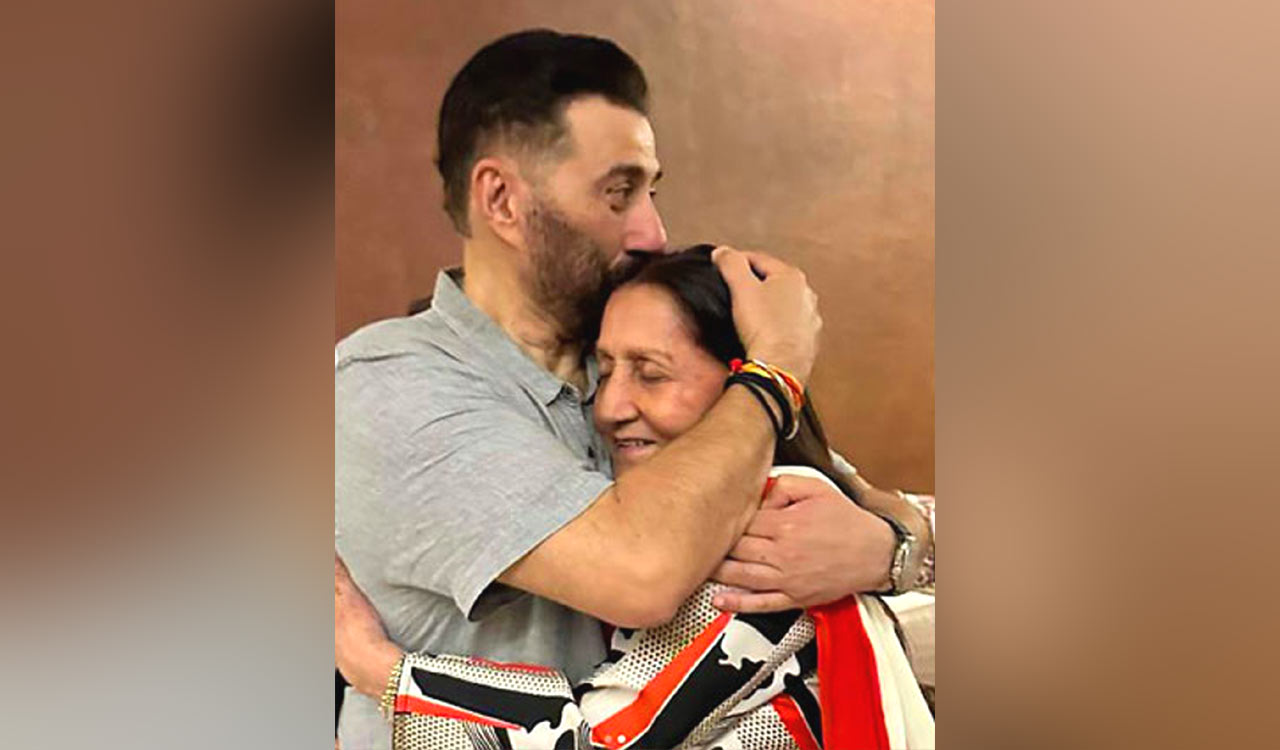 Sunny Deol sends birthday wishes to mother Prakash Kaur