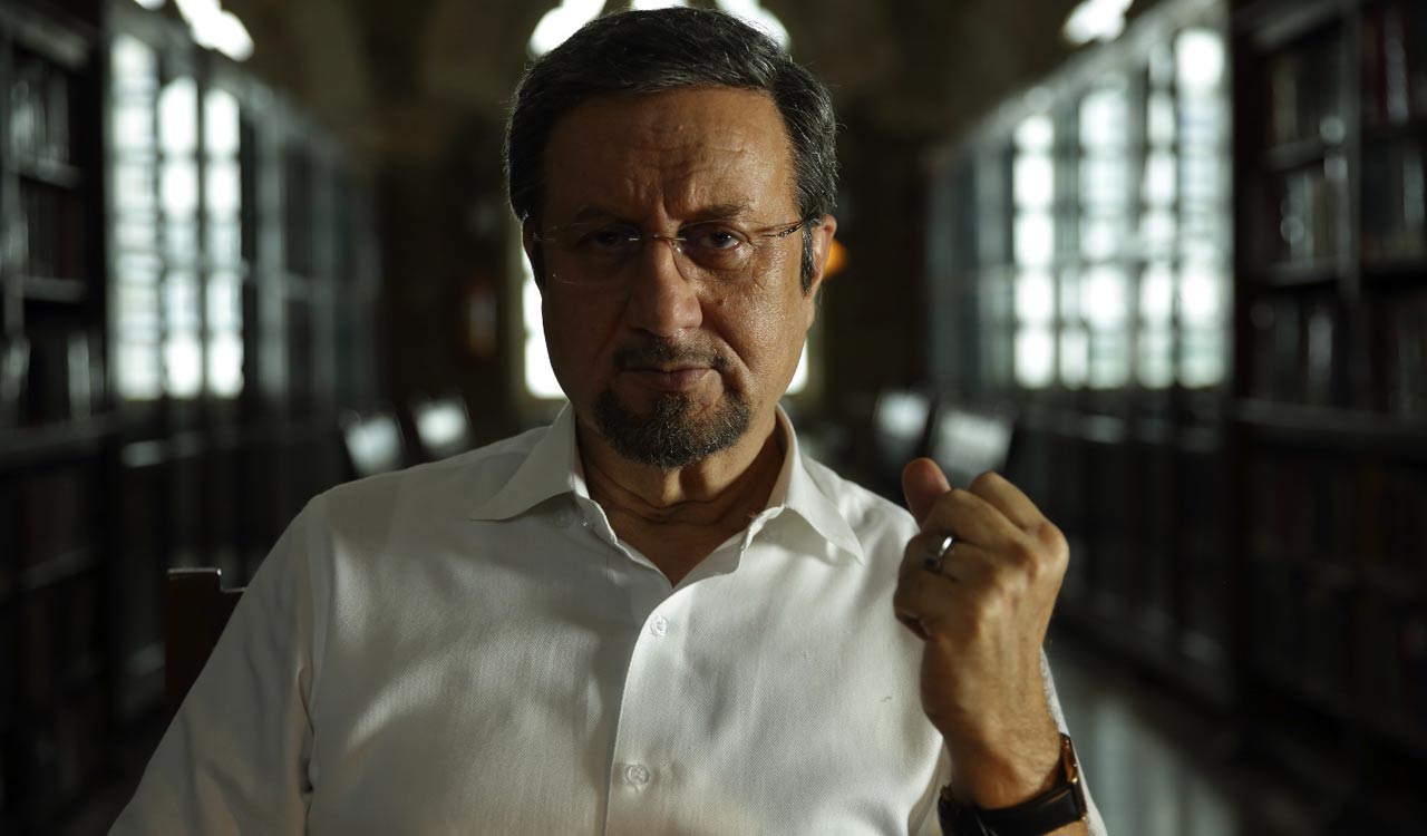 Anupam Kher steals the show with his unique look in ‘The Freelancer’