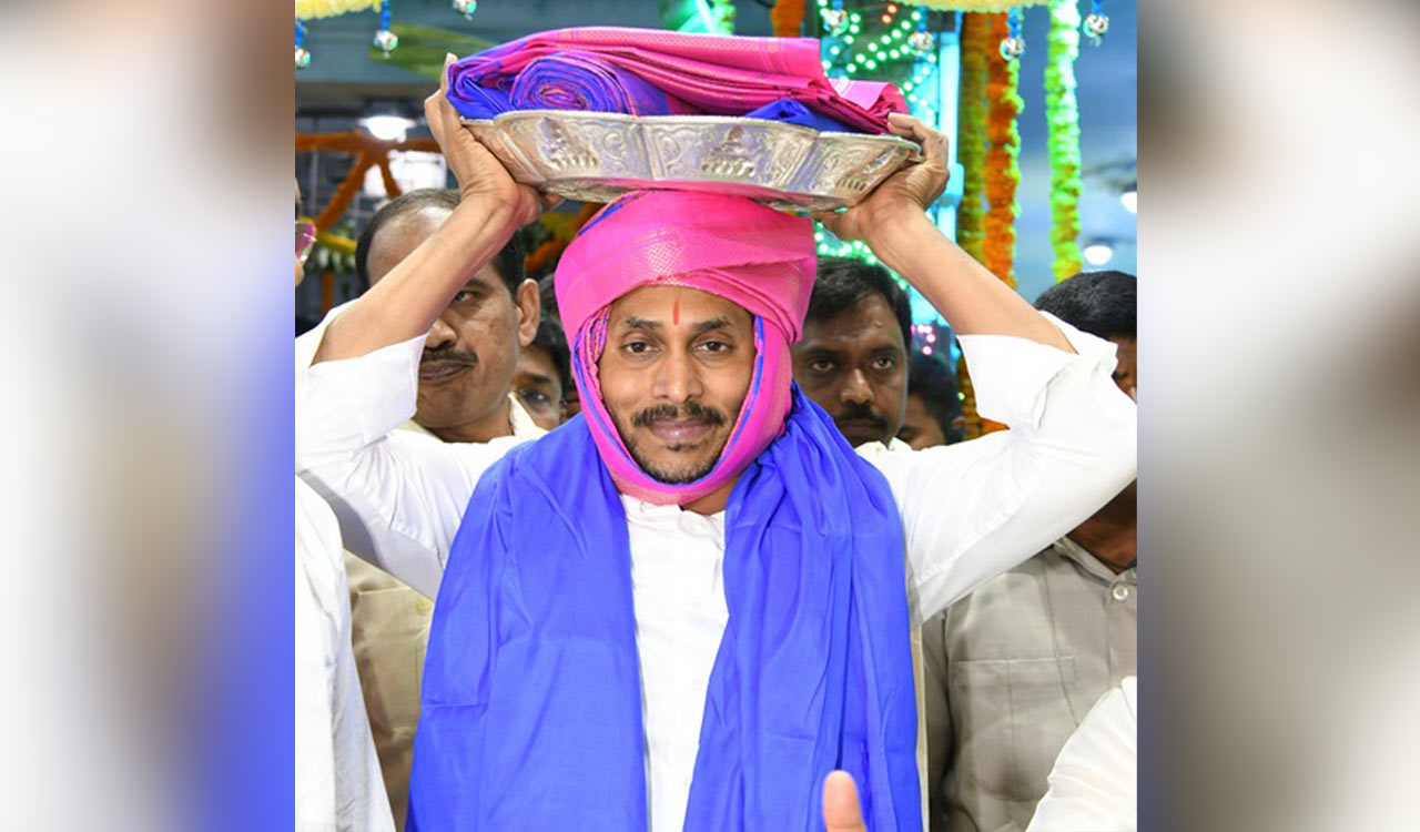 Andhra Pradesh CM offers silk robes at Tirumala temple