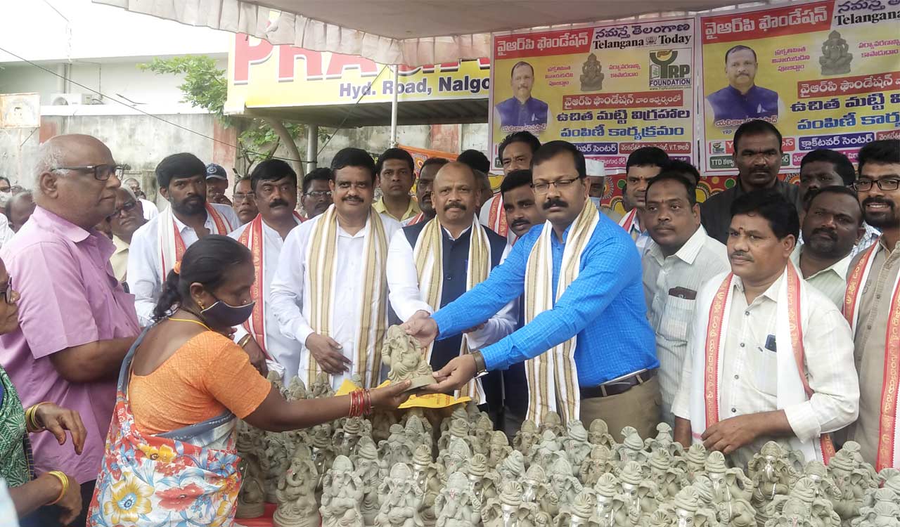 Civic authorities distributing clay idols for free