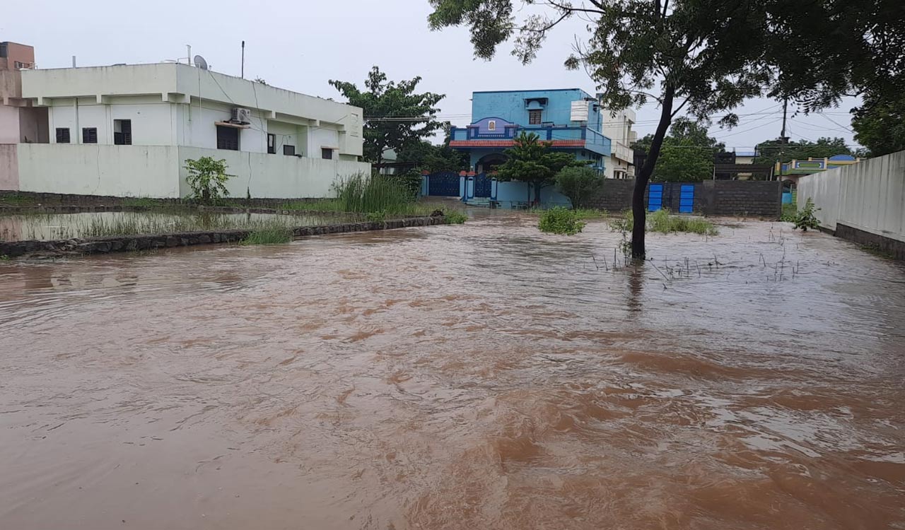 Telangana: Heavy rains lash districts; schools declare holiday ...