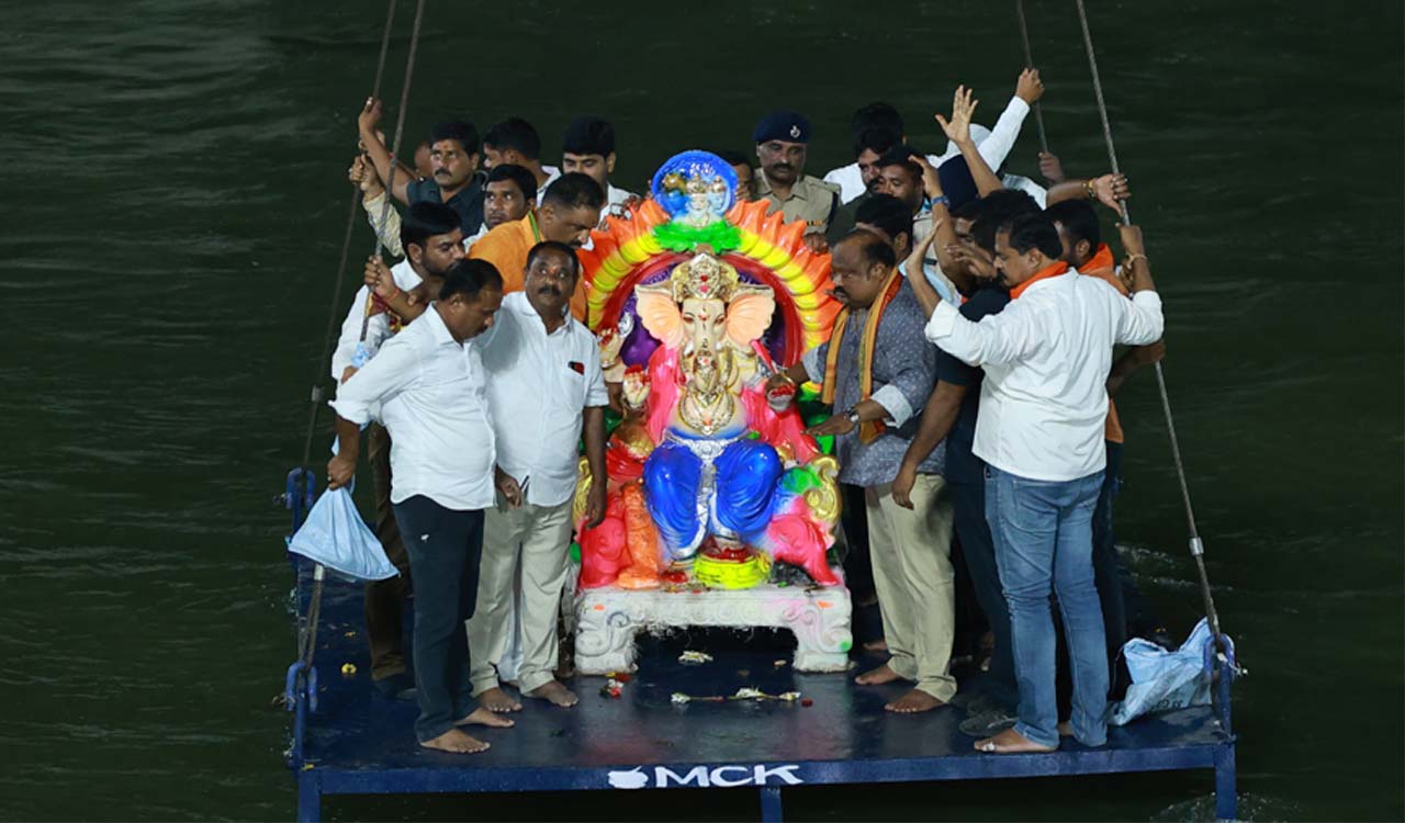 Grand farewell to lord Ganesha in old Karimnagar