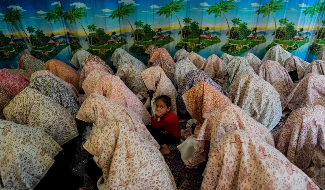 One hundred young women get married at mass marriage program in Kashmir