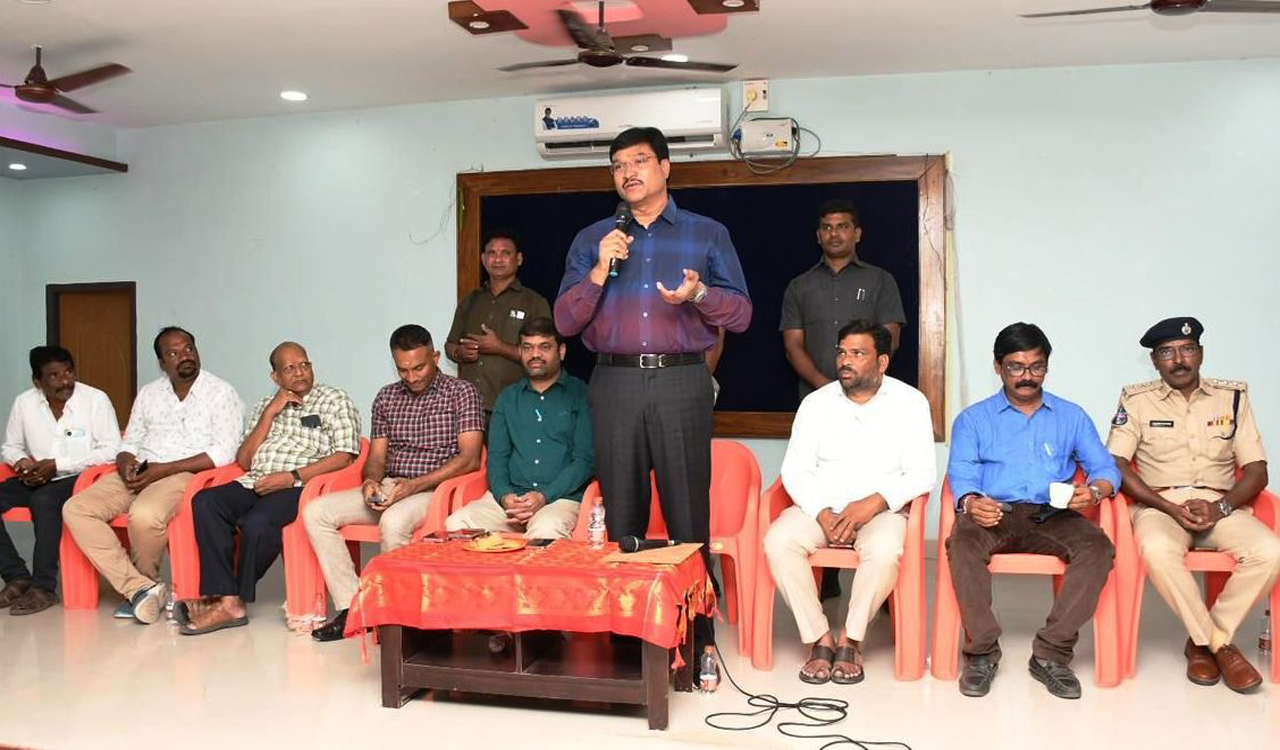 Press Club pays tribute to departing Warangal CP AV Ranganath