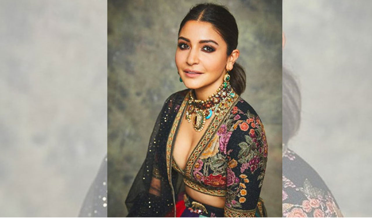 Amid pregnancy rumours, Anushka Sharma refuses to be photographed by paps