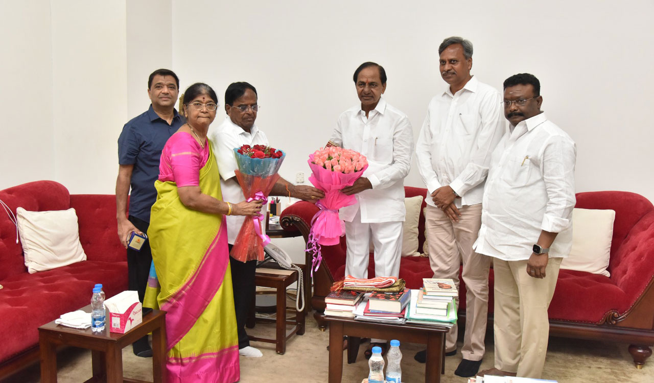 Ponnala Lakshmaiah meets CM KCR at Pragathi Bhavan
