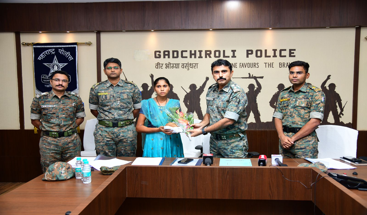 Chhattisgarh’s dreaded woman Maoist with Rs 11 L booty lays down arms in Maha
