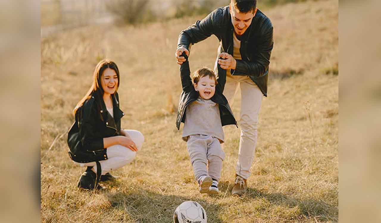 Close parent-child bond linked to kindness in adulthood: Study