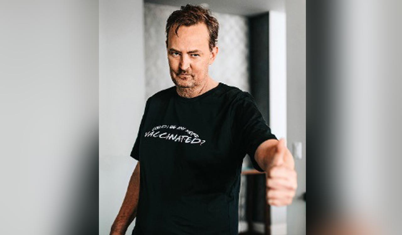 ‘Friends’ fans pay tribute to Matthew Perry at iconic apartment