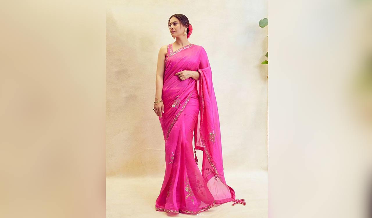 Kajol falls at pandal; Rani, Kiara, Hema Malini take part in Durga Puja festivities