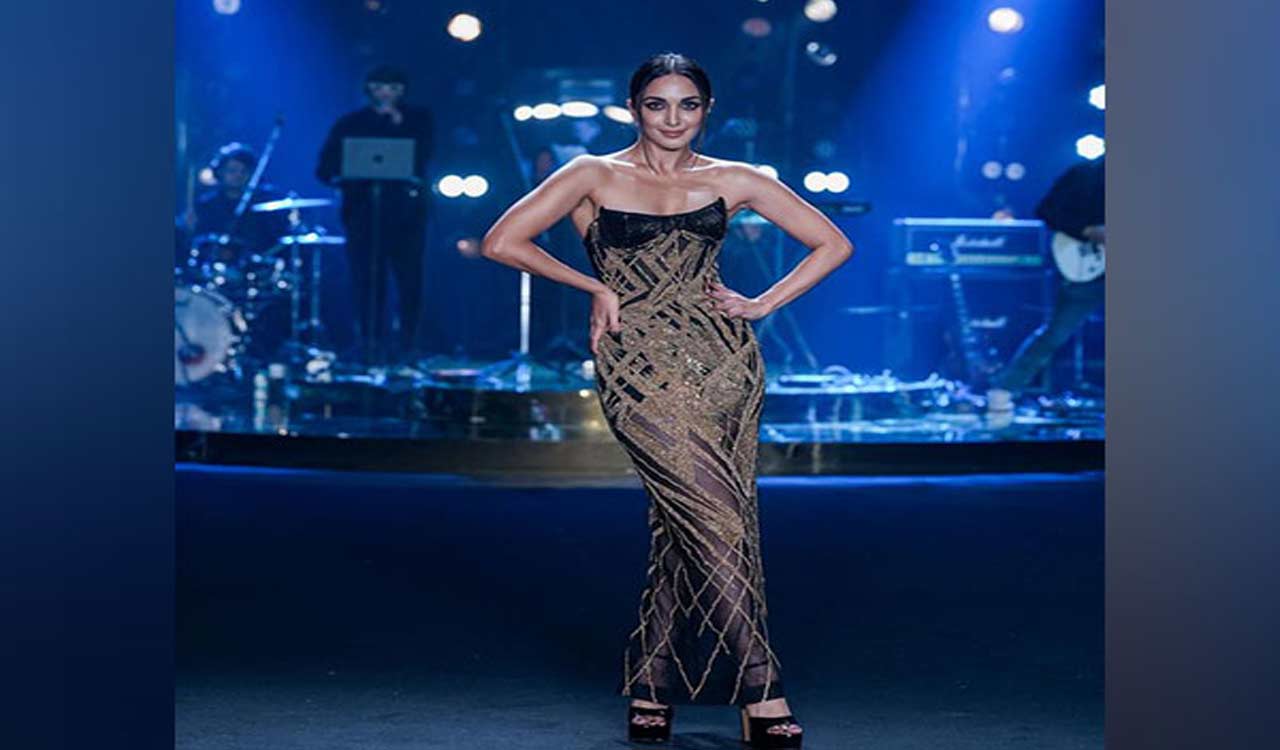 Kiara Advani walks down the ramp in black and golden gown, stuns everyone with her look