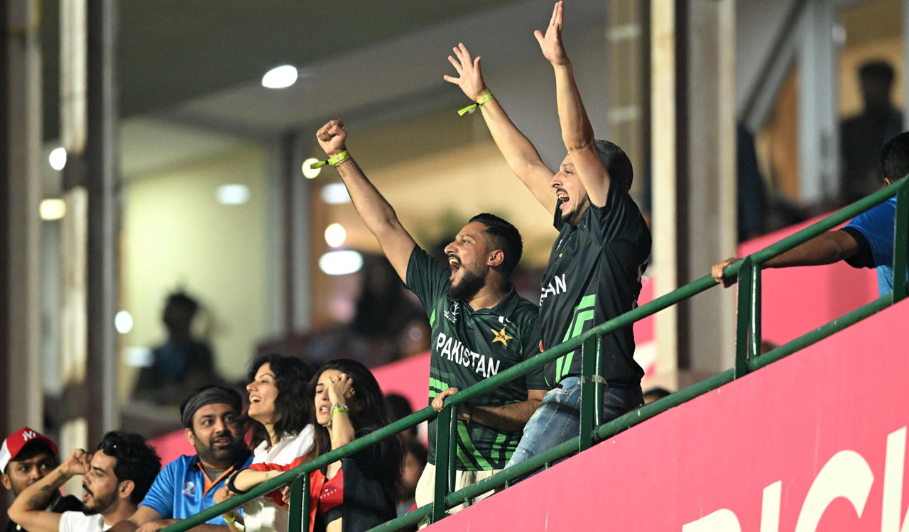 Police keep vigil as fans barred from displaying provocative posters, shouting slogans during Aus vs Pak match