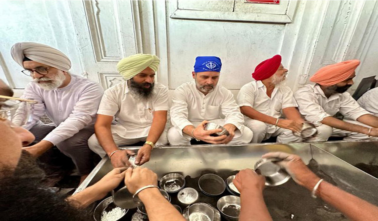 Rahul Gandhi offers ‘Sewa’ at Golden Temple in Amritsar