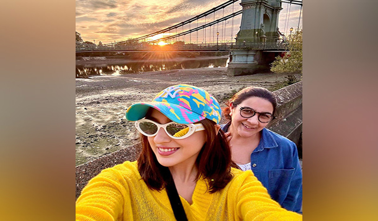 Sara Ali Khan shares pics from her holiday with Amrita Singh