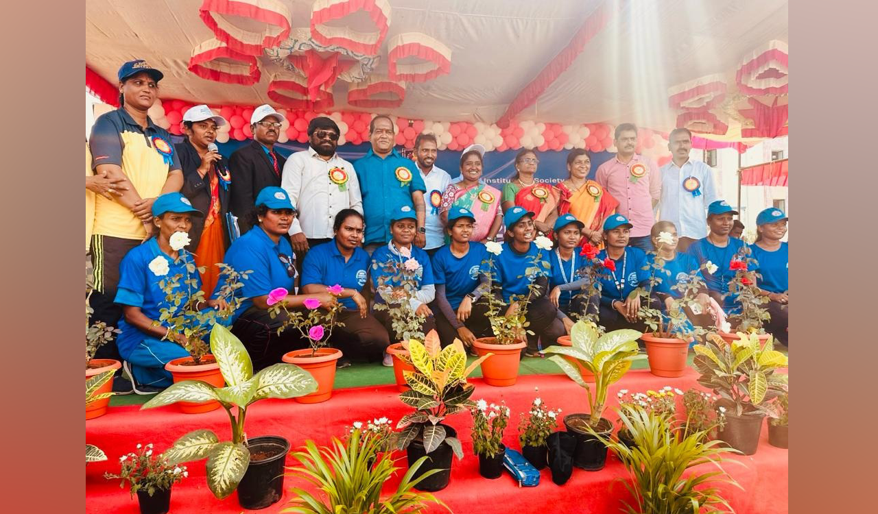 Telangana: Anjaniputra Estates gifts 200 girl students sponsored t-shirts and caps