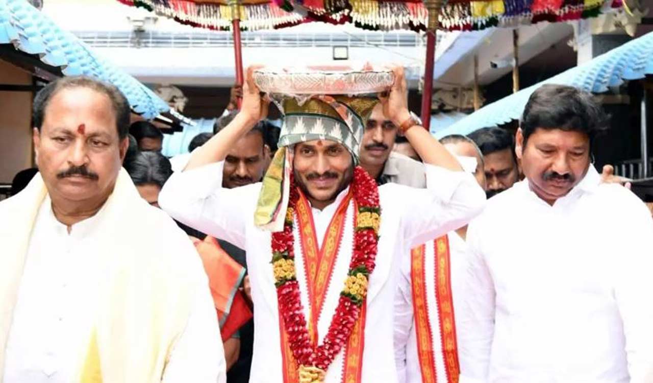 Jagan offers silk robes at Durga temple
