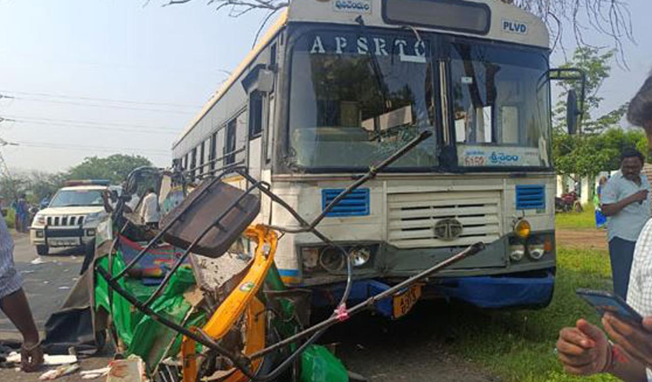 Kadapa: Four people killed in auot rickshaw-bus collision
