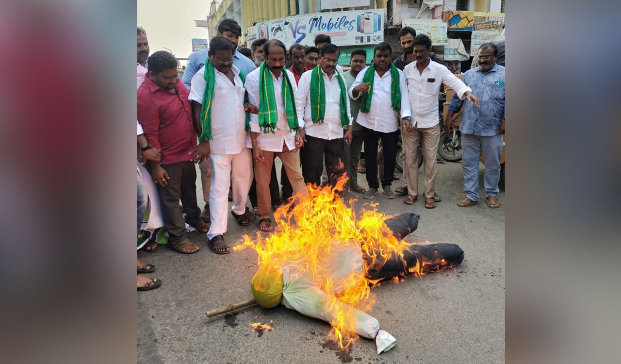 Munnuru Kapu Sangham burns effigy of Revanth Reddy in Khammam
