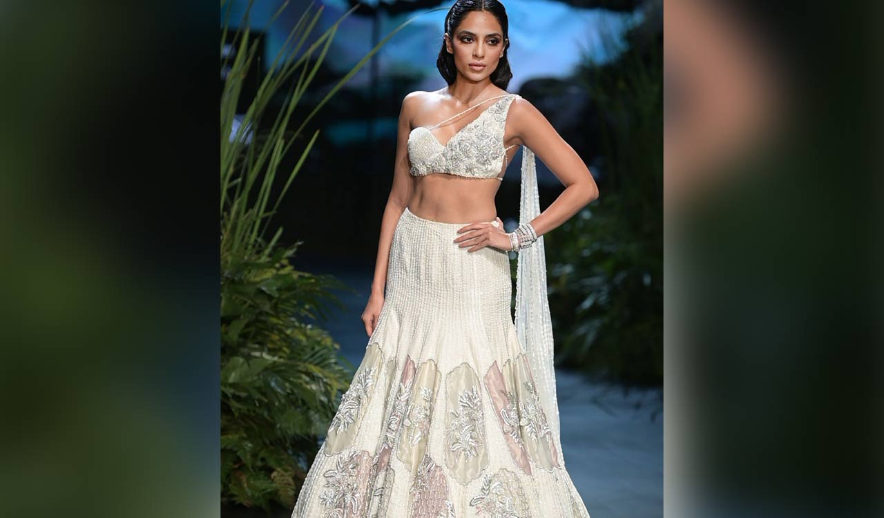 Sobhita Dhulipala steals the show in a contemporary lehenga at Lakme Fashion Week 2023